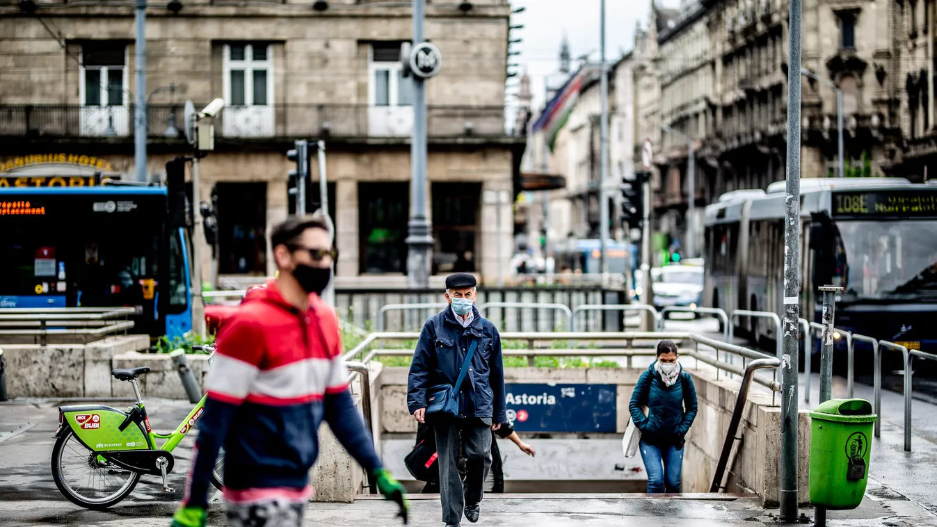 koronavírus, vírus, járvány, maszk, arcmaszk, védőmaszk, május, eső, csapadék, idős ember, nyugdíjas, Budapest, 2021.05.13. 