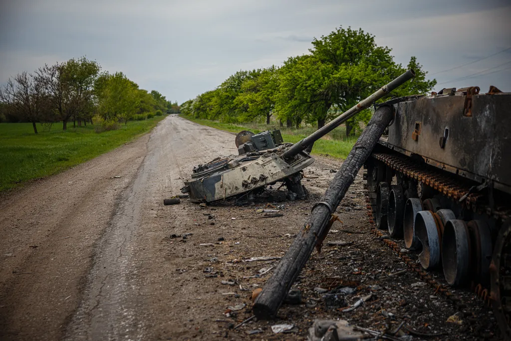Ukrán válság 2022, orosz, ukrán, háború, Ukrajna, Pokrovske, tank roncs 