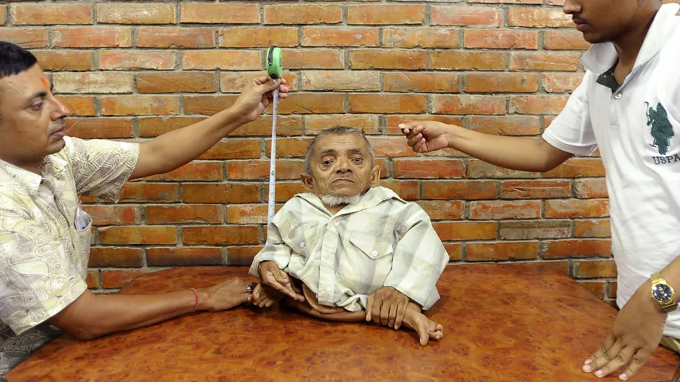Master Nau 73 éves nepáli férfit mérik Katmanduban, 2013. szeptember 17-én