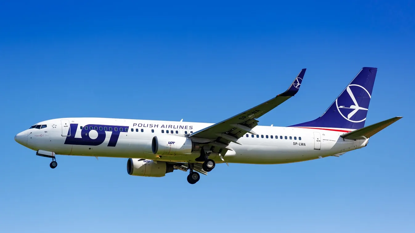 LOT Polish Airlines Boeing 737 airplane business trip dealing HOLIDAYS travel air_transport France AIRPORT flying aviation travelling landing Roissy TRANSPORT circulation jet Travel_and_Commuting airplane aeroplane journey holiday BOEING flight TRAFFIC va