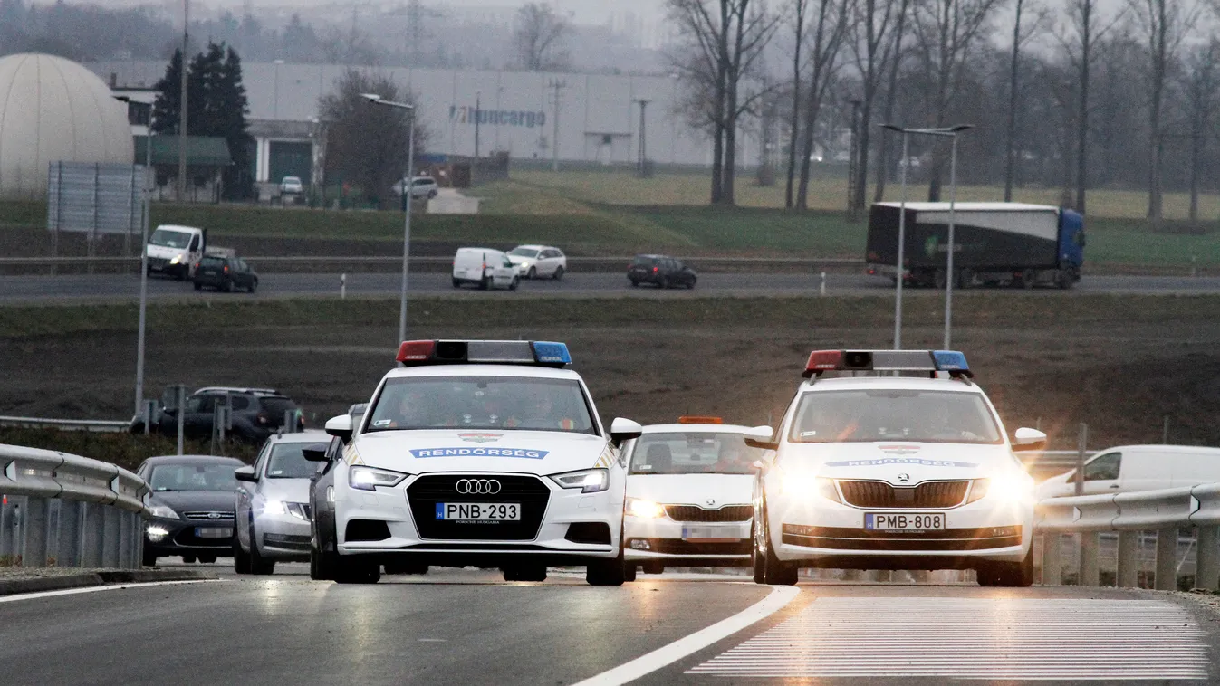 M85-ös gyorsforgalmi út Sopron és Győr között  vv ÁLTALÁNOS KULCSSZÓ átadás autó avatás forgalom gyorsforglami út KÖZLEKEDÉSI ESZKÖZ KÖZLEKEDÉSI LÉTESÍTMÉNY rendőrautó út 