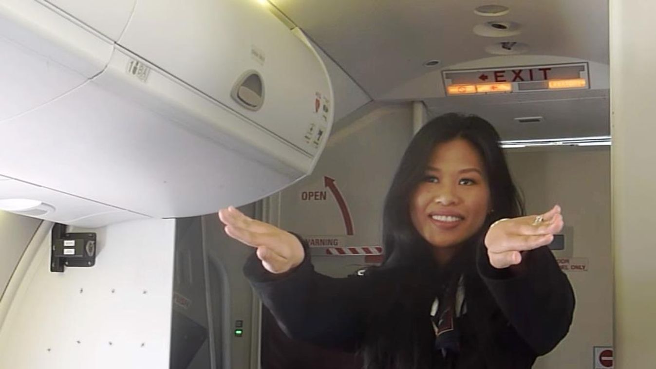 Alaska Airlines biztonsági bemutató légiutas-kísérő 