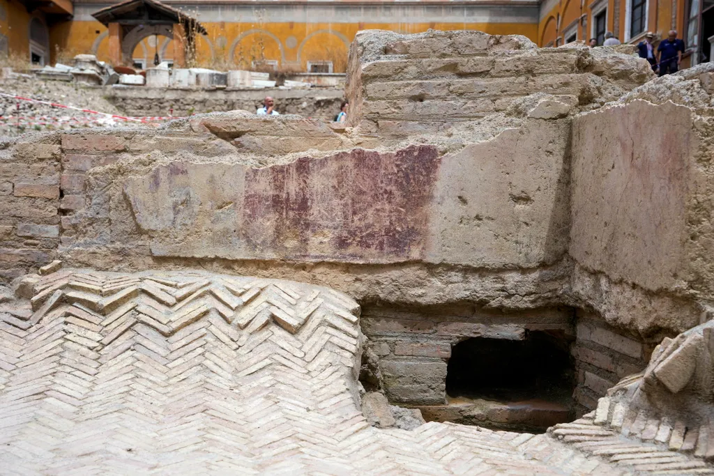 Első századi leletek Néró római császár színházá feltárás
Freskó részlet Néró római császár színházának feltárásán Rómában 2023. július 26-án. Az első században épült színházra az új Four Seasons Hotel építése közben bukkantak. A régészek a tervek szerint