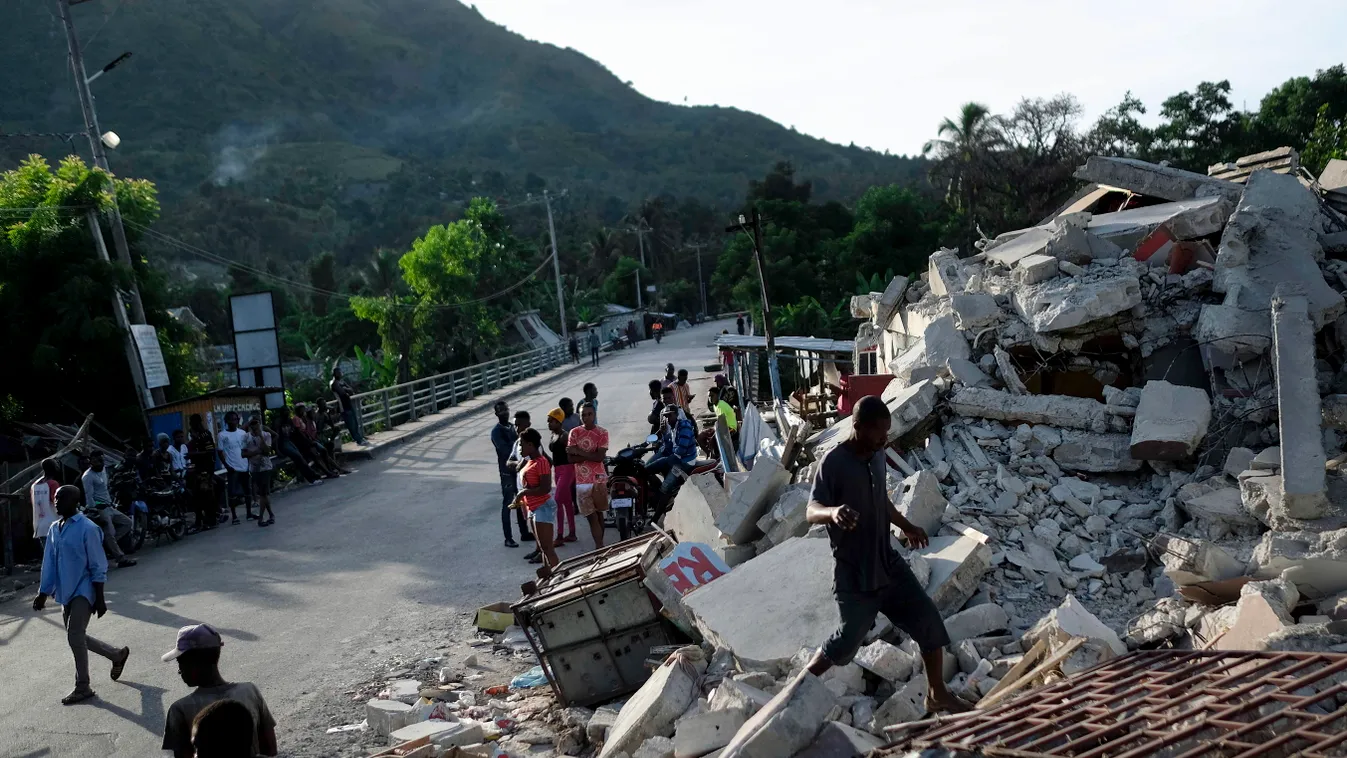 Saint-Louis-du-Sud, 2021. augusztus 16.
Rommá vált lakóépületek Saint-Louis-du-Sud településen két nappal a Haiti déli térségét megrázó, 7,2-es erősségű földrengés után. A természeti katasztrófában 724 ember életét vesztette, 2800 pedig megsérült.
MTI/AP/
