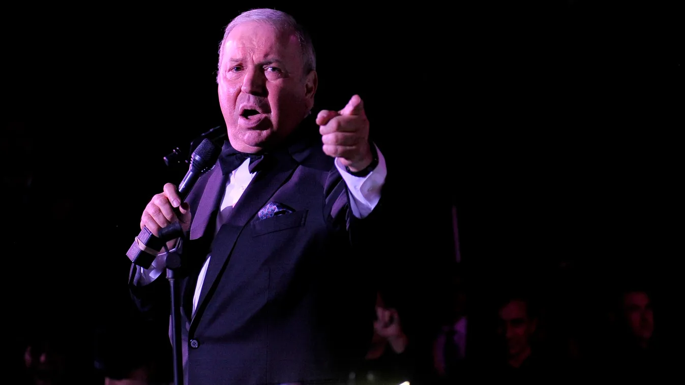 GettyImageRank3 BEVERLY HILLS, CA - OCTOBER 09: Frank Sinatra Jr. performs at "An Evening Affair" presented by Night Vision at a private residence on October 9, 2010 in Beverly Hills, California.   Charley Gallay/Getty Images for Night Vision/AFP 