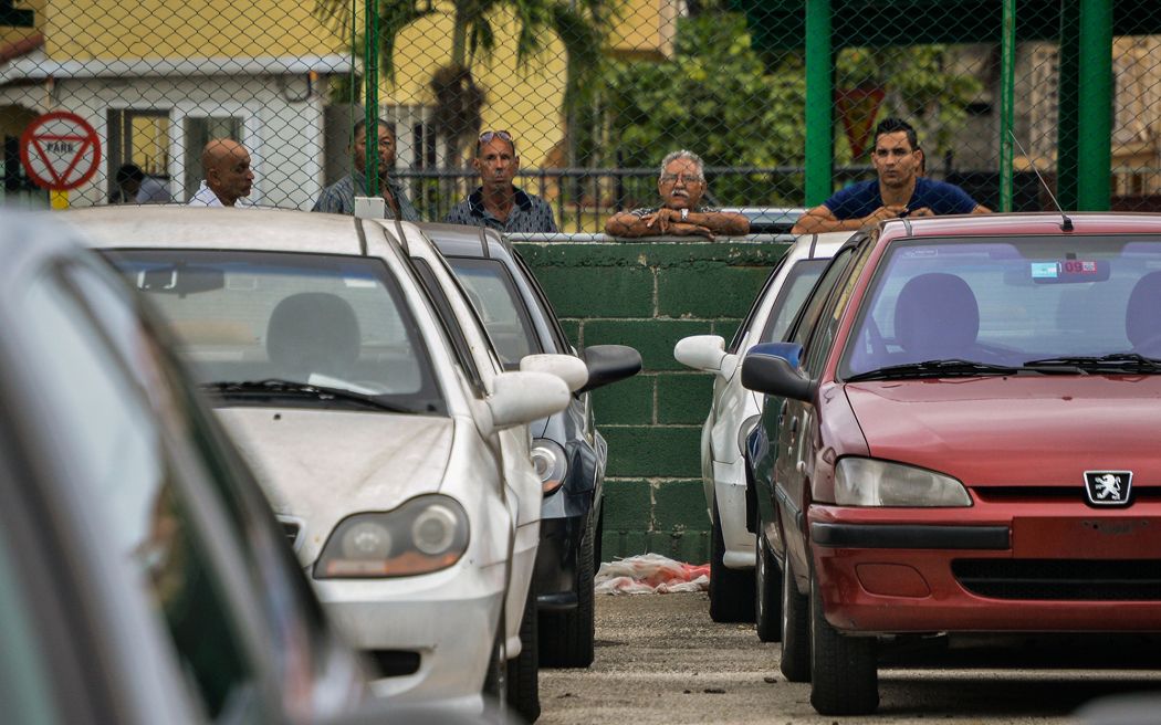 Használt autókat árusító állami kereskedés előtt állnak emberek Havannában 2014. január 3-án. Ettől a naptól kezdve engedély nélkül vásárolhatnak magánszemélyek új vagy használt autót Kubában, de a reménybeli vásárlók csalódottan tapasztalták, hogy az autókereskedelem monopóliumát birtokló állami cég mostantól megfizethetetlen áron kínálja a gépkocsikat