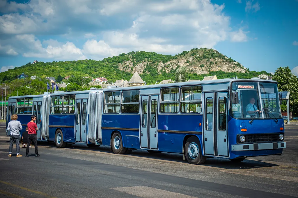 BKV Zrt., duplacsuklós Ikarus 293 replika, busz, autóbusz, kelenföldi buszgarázs, 