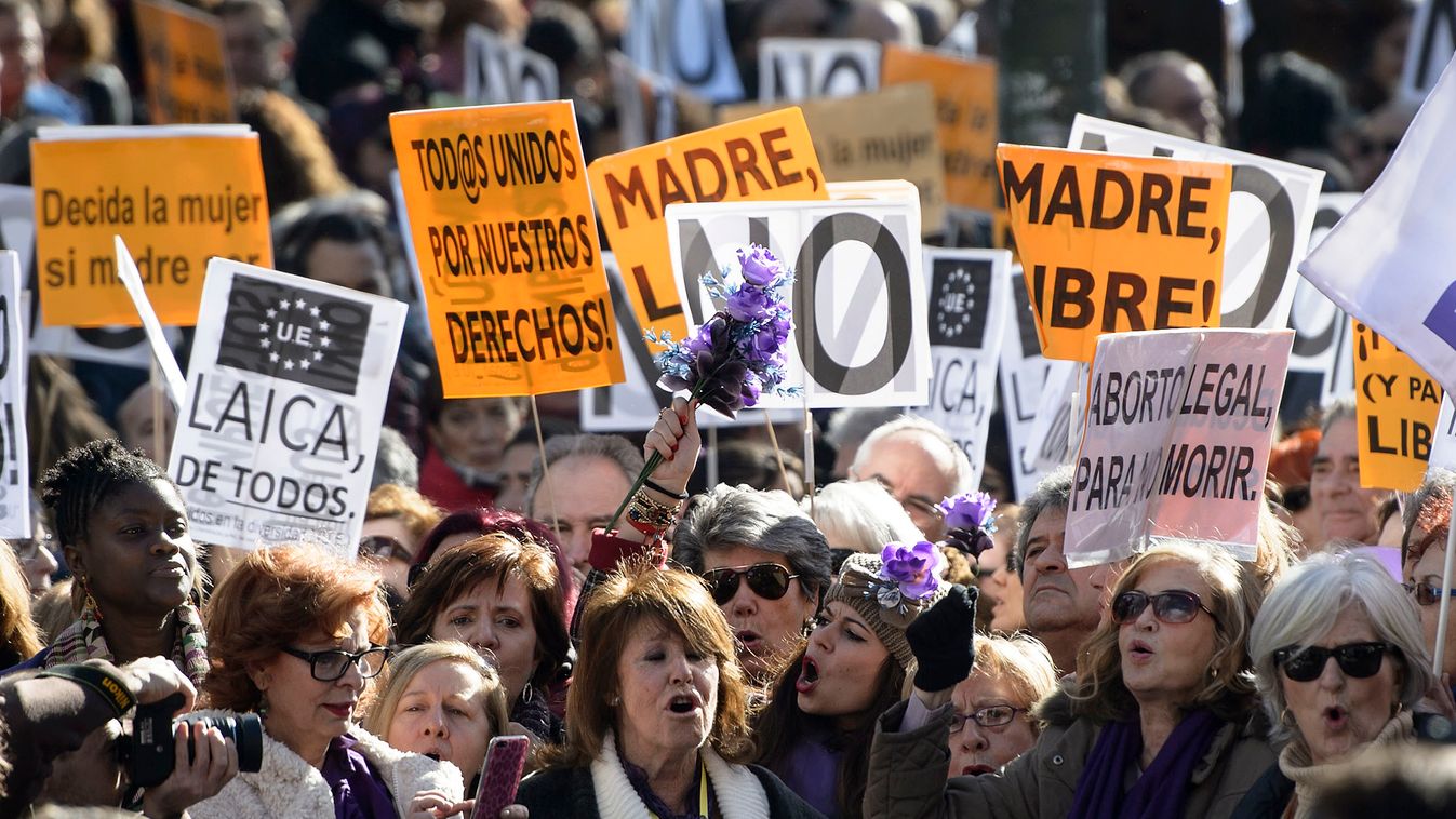 spanyolország, abortusz, abortusz-törvény, gyermekvállalás, család, tüntetés, transzparens, madrid 