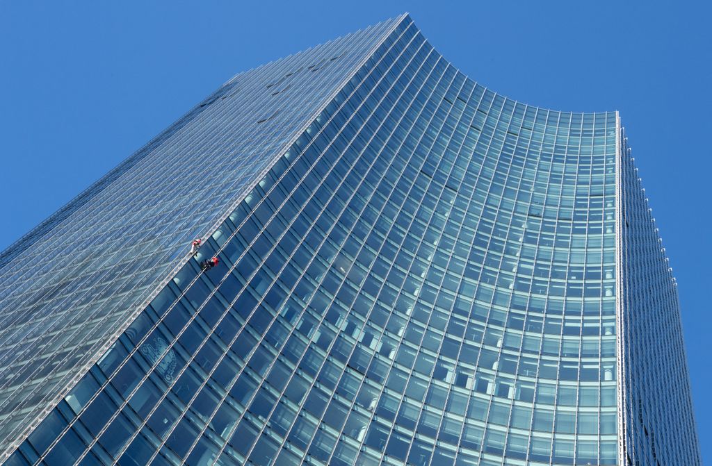 Frankfurt, Alain Robert, mászó, sziklamászó, falmászó, pókember, francia, felhőkarcoló 