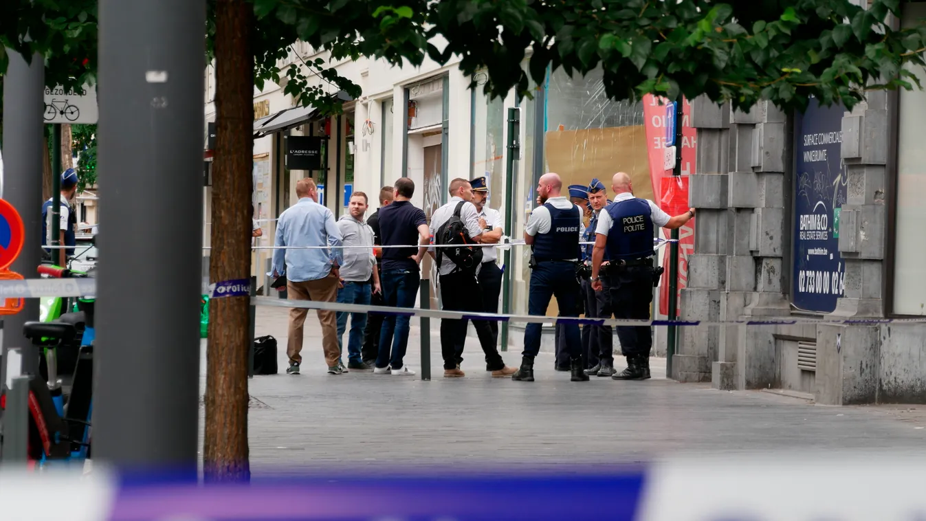 Brüsszel, 2022. augusztus 26.
Rendőrök állnak a Saint-Michel utca lezárt szakaszán, ahol egy belvárosi kávéház teraszába rohant egy furgon Brüsszelben 2022. augusztus 26-án. Az incidensben hat ember könnyebben megsérült, a sofőr elhajtott, maajd a járművé