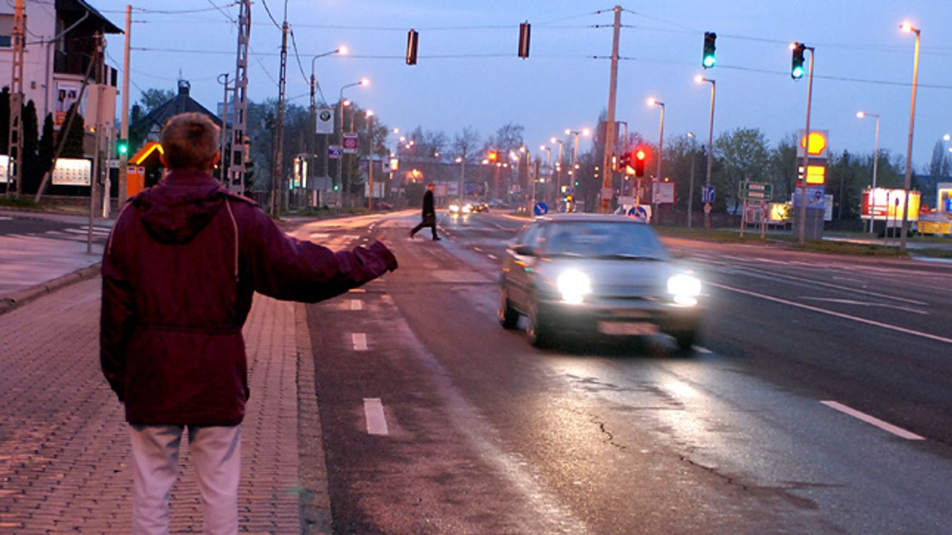 hogyan olcsóbb a közlekedés?, tömegközlekedés, A buszmegállóban stoppoló fiatal a Nagytétényi úton 