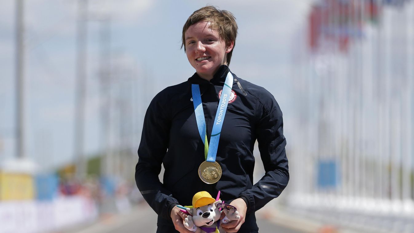 Milton, 2019. március 11.
2015. július 22-i kép az aranyérmes Kelly Catlin amerikai kerékpárosról a Pánamerikai Játékok női egyéni gyorsasági versenyének eredményhirdetésén a kanadai Miltonban. A 23 éves, háromszoros világbajnok élsportoló 2019. március 8