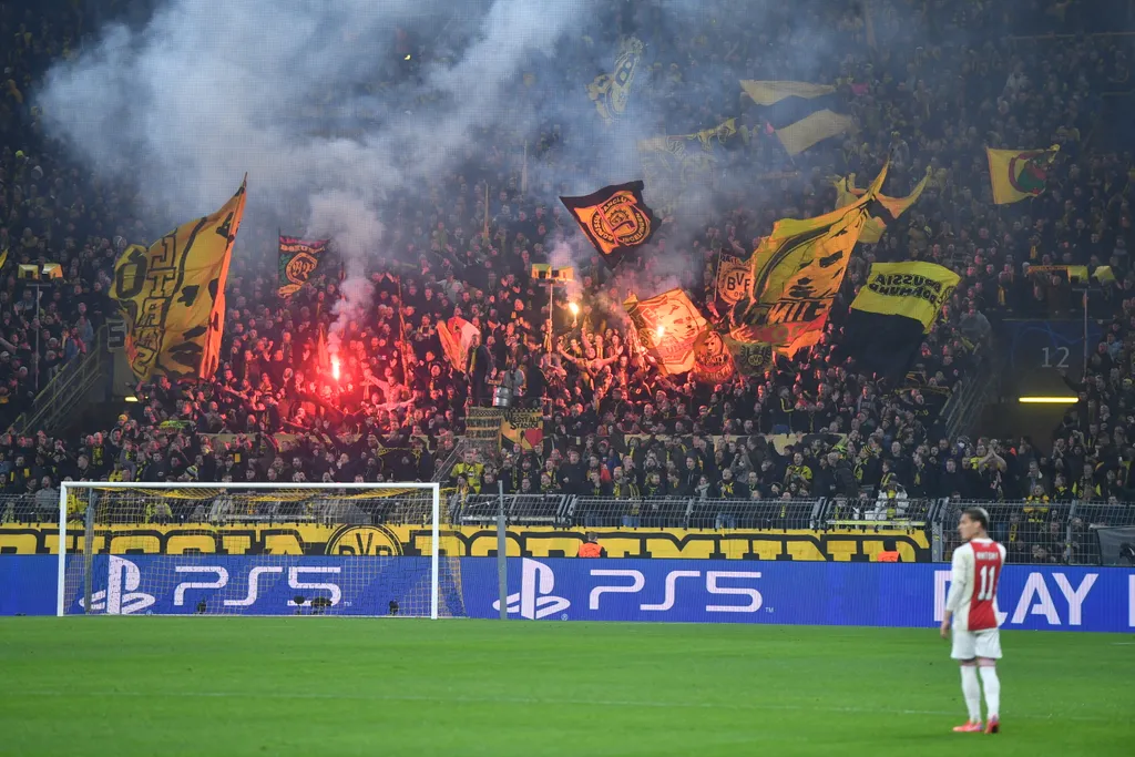 Borussia Dortmund - Ajax Amsterdam Sports soccer BVB Bengal fire Horizontal CHAMPIONS LEAGUE 
