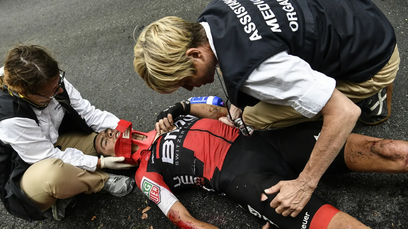 cycling TOPSHOTS Horizontal TOUR DE FRANCE FALL CASUALTY SPORTS DOCTOR LYING DOWN 