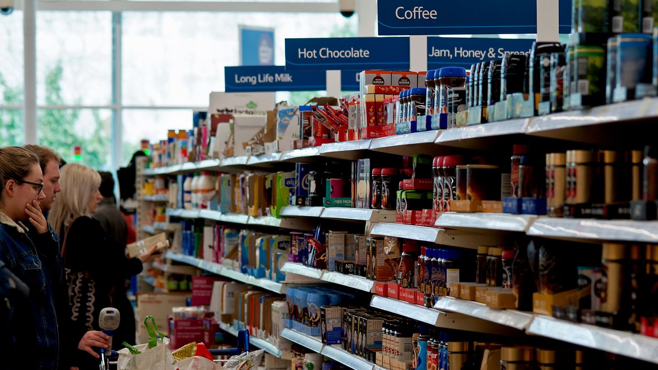 esco supermarket, Brighton and Hove, England, 2018. Customers shopping for food and household products in the Hove branch of Tesco, the U.K.’s biggest supermarket chain. 