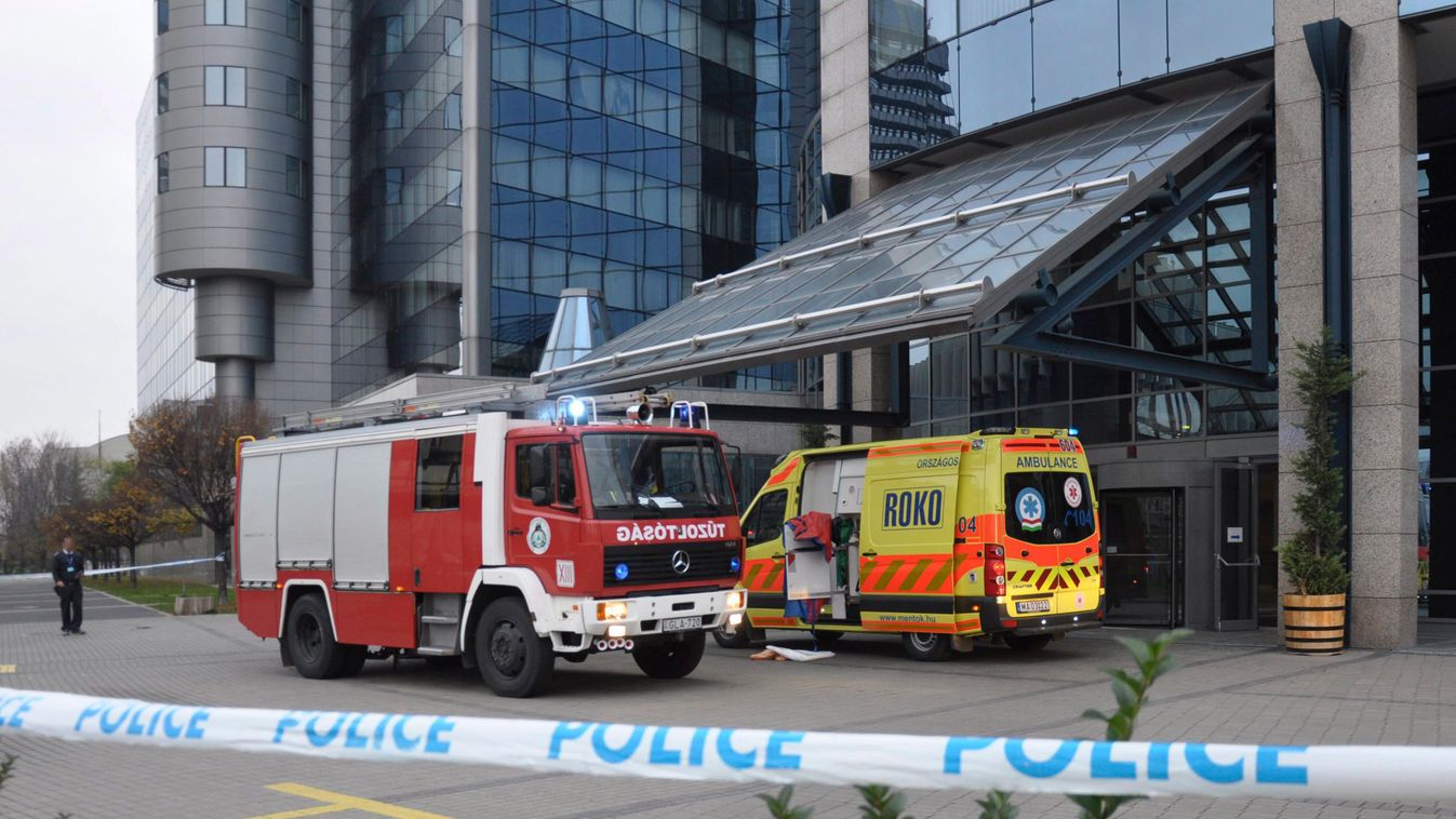 Budapest, 2014. november 22.
Tűzoltó- és mentőautó Budapesten, a Teve utcai rendőrszékháznál felgyújtotta magát egy volt rendőrségi alkalmazott 2014. november 22-én. A férfit életveszélyes sérülésekkel szállították kórházba.
MTI Fotó: Mihádák Zoltán 