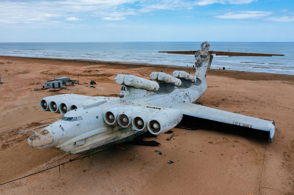 Elhagyott szovjet Lun-osztályú Ekranoplan a Kaszpi-tenger partján, repülő, elhagyatott szépségek, elhagyatot 