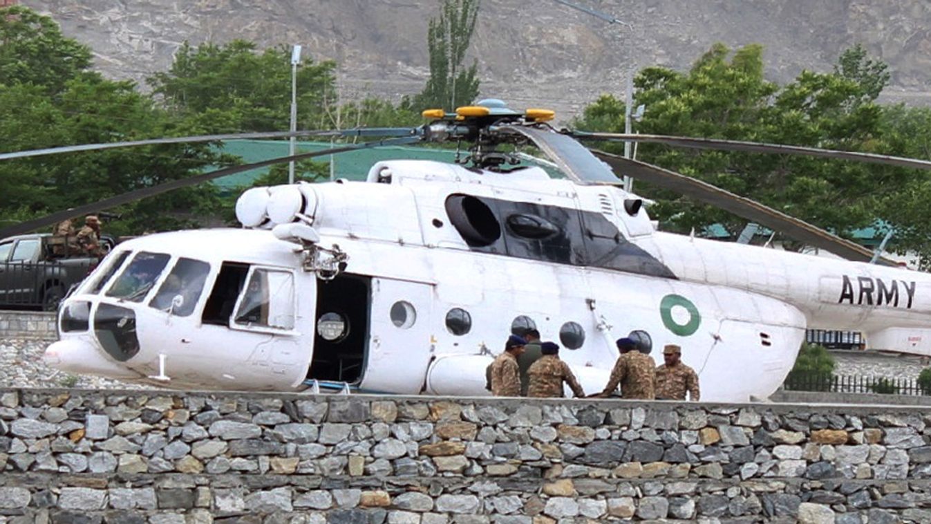 Pakistani soldiers gather beside an army helicopter at a military hospital where victims of a helicopter crash were brought for treatment in Gilgit on May 8, 2015. A Pakistani military helicopter crashed into a school in the country's north on May 8, kill