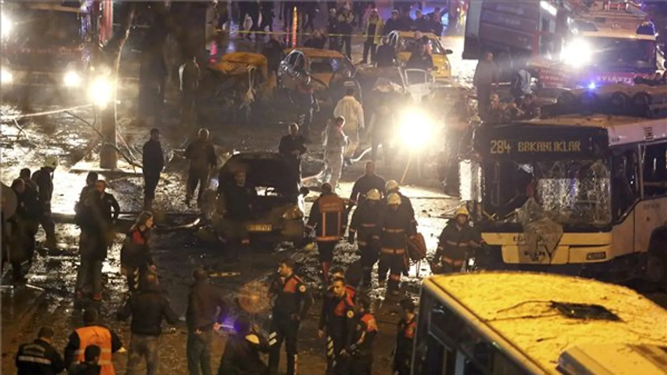 Mentők és rendőrök Ankarában 2016. március 13-án, miután feltehetőleg robbanószerrel megrakott autó rohant bele egy buszba a török főváros központjában, a Kizilay téren. 