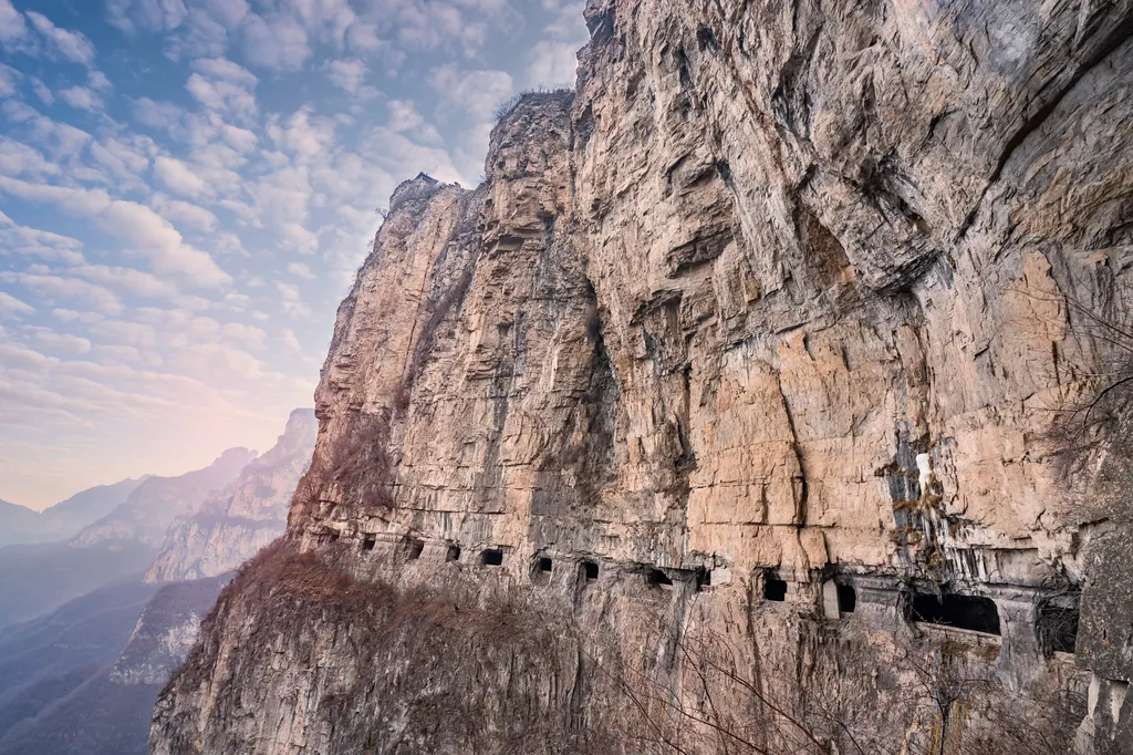 Egyedülálló látvány a falusiak által sziklába vájt út és alagútrendszer Kínában, galéria, 2023 