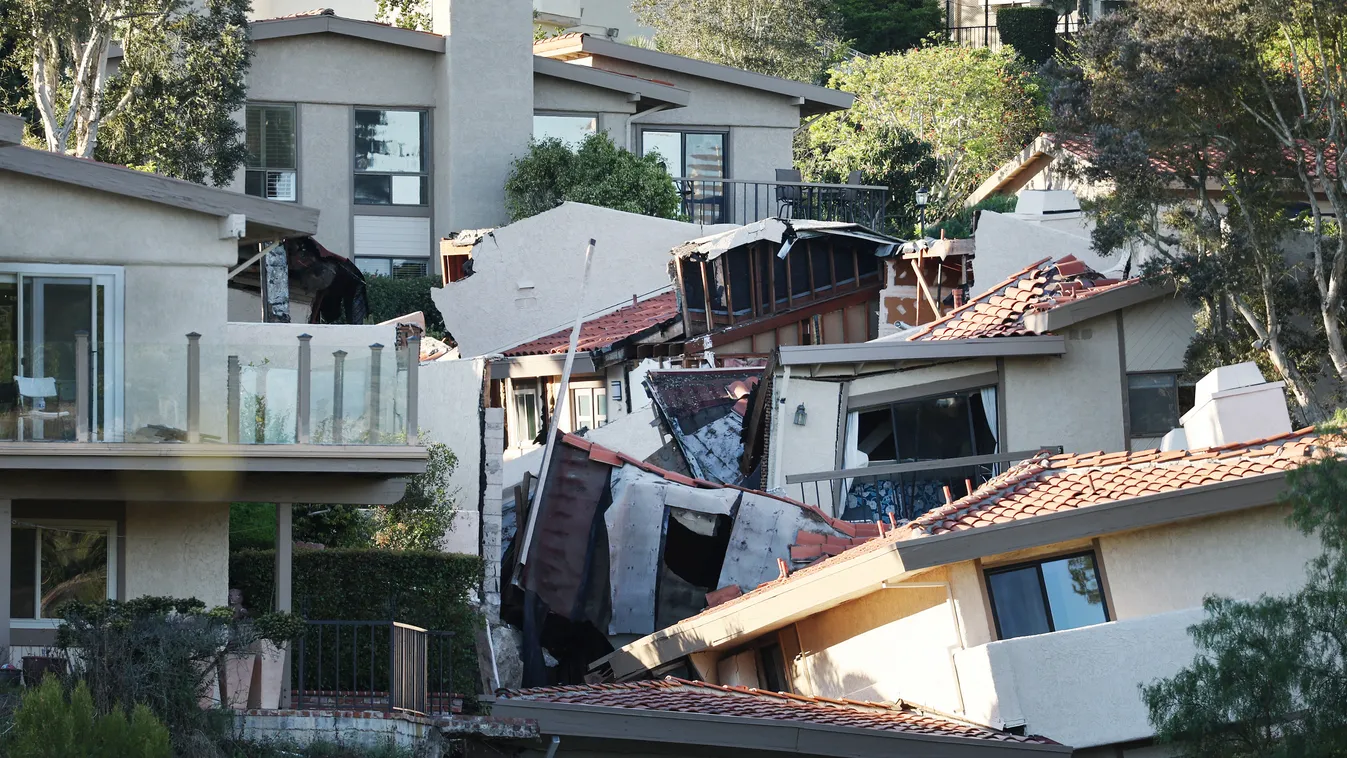 Landslide Damages Upscale Homes on Palos Verdes Peninsula GettyImageRank2 Color Image accidents and disasters Horizontal 