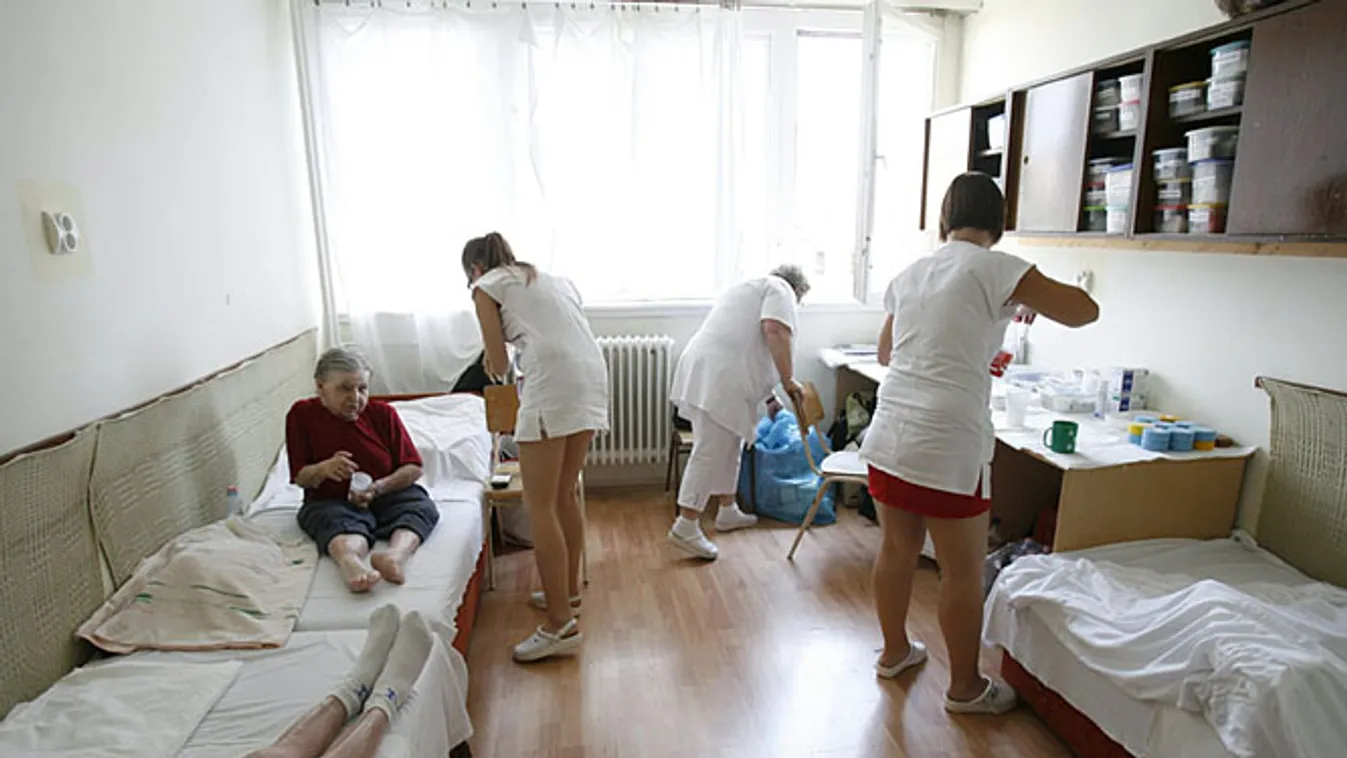 Bomba Székesfehérváron, Ápolók látják el az I. sz. Idősek Otthonából kitelepített lakókat a székesfehérvári József Attila Kollégiumban 2013. július 18-án 