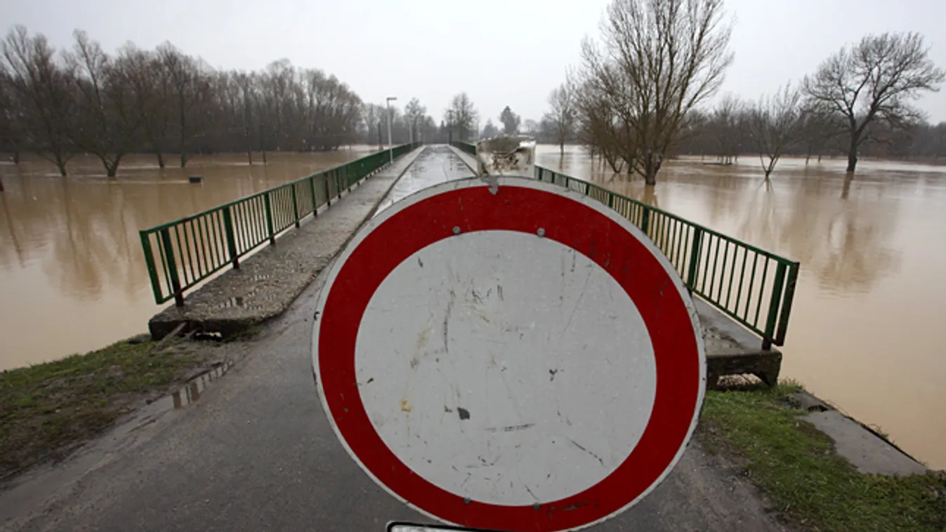 A Kerka áradása miatt lezárt híd a Zala megyei Kerkaszentkirályon, árvíz, belvíz 