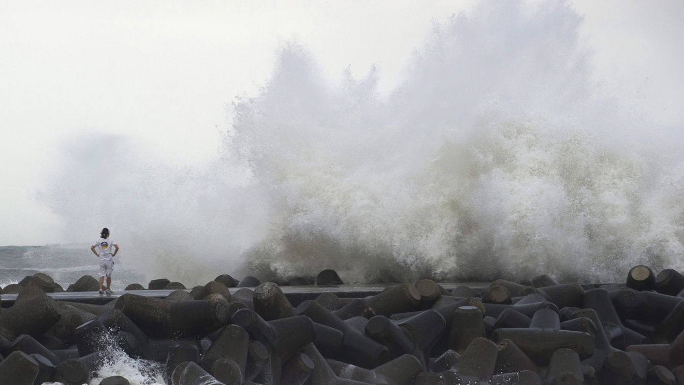 Iszumi, 2015. szeptember 9.
Egy hullámlovas nézi az Etau tájfun közeledtét jelző óriási hullámokat a Csiba prefektúrabeli Iszumi partján 2015. szeptember 9-én. (MTI/EPA/Everett Kennedy Brown) 