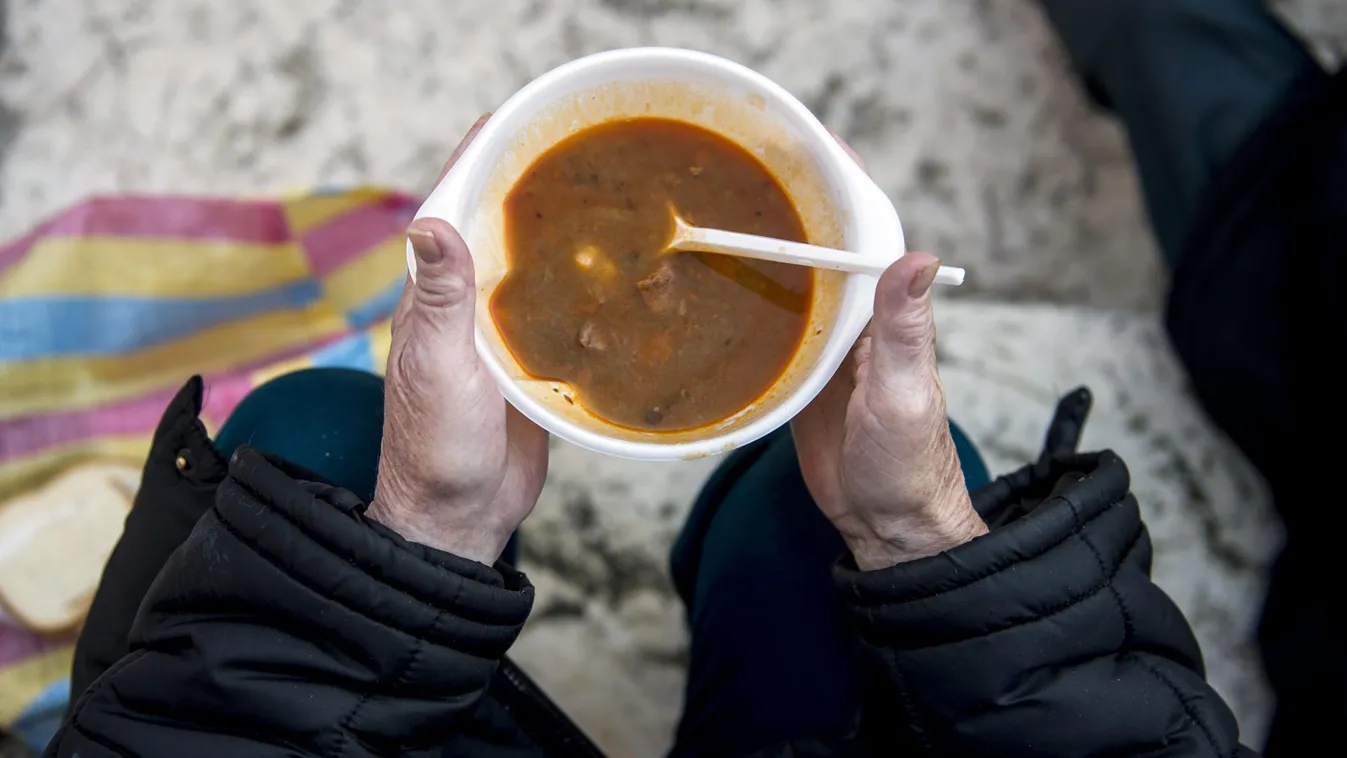 A hét képei.
A Baranya Megyei Szakszervezetek Akcióegysége és a hajléktalanok rendelete ellen tiltakozó civilek Tele puttony, tele tál elnevezésű ételosztása a pécsi Jókai téren 2014. december 19-én.
MTI Fotó: Sóki Tamás 