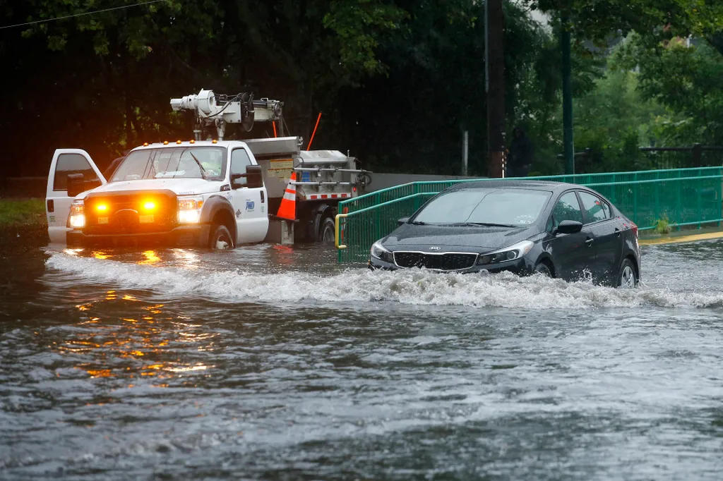 Philadelphia, 2020. augusztus 4.
Árvízben elakadt járművek az Ézsaiás trópusi vihar elvonulása után Philadelphiában 2020. augusztus 4-én. Pennsylvania államban a vihar számos településen áradásokat okozott.
MTI/AP/Matt Slocum 