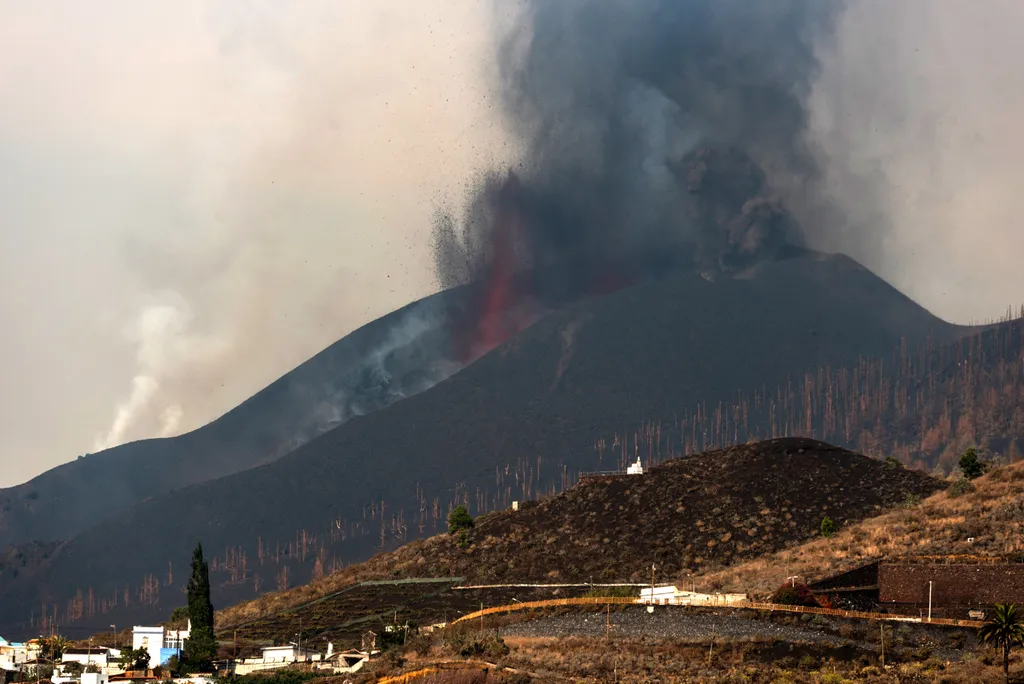 Cumbre Vieja vulkán, vulkánkitörés, Kanári-szigetek, Spanyolország, La Palma, láva 