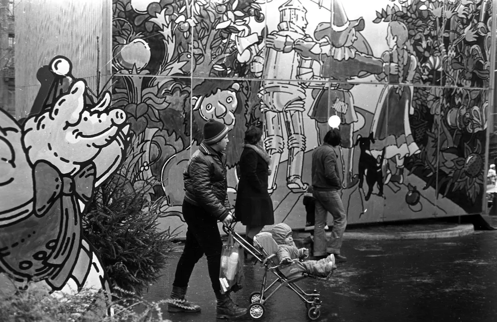 Kárcsonyi Fortepan galéria
Magyarország,
Budapest V.
Vörösmarty tér, mesefigurákat ábrázoló paravánok a Váci utcai Aranykapu karácsonyi ajándékvásár idején.
ÉV
1981 