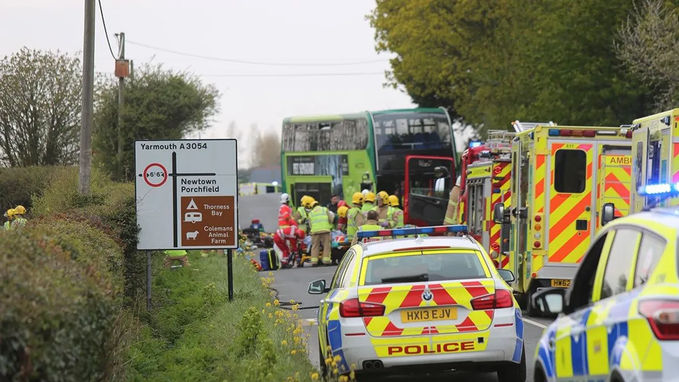 baleset, Wight-sziget, emeleset busz, autó, kórház, sérült 