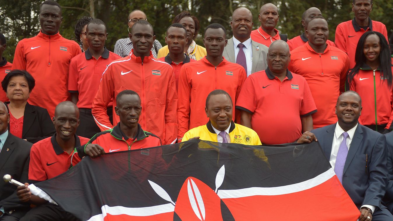 Uhuru Kenyatta kenyai elnök és az atlétikai válogatott 