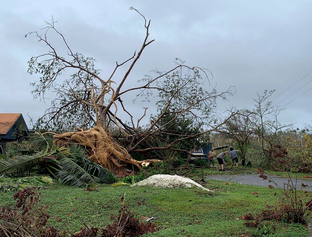 tájfun Tumon öböl Egyesült Államok Guam
Tőből kítépett fa egy ház udvarán Yigóban 2023. május 25-én, miután a Mawar tájfun lecsapott az Egyesült Államokhoz tartozó Guam szigetére. A tájfun áramkimaradást okozott, autókat fordított fel, háztetőket szakítot