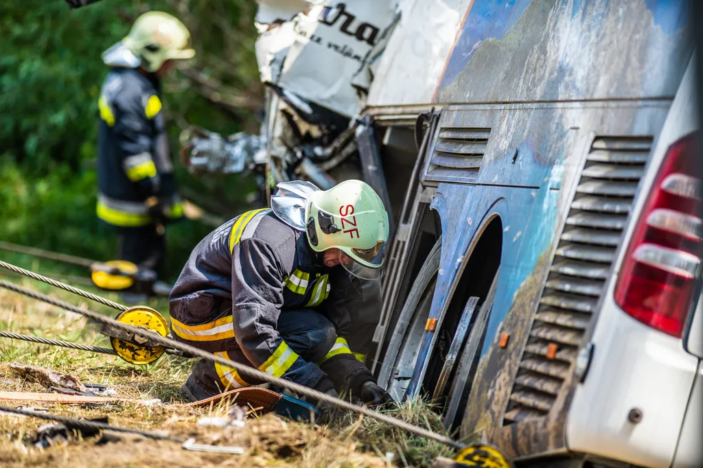 busz, baleset, Felborult egy busz az M7-esen, nyolc ember meghalt, Árokba borult egy autóbusz az M7-es autópályán Szabadbattyán térségében, a Budapest felé vezető oldalon vasárnap hajnalban öt óra előtt néhány perccel 