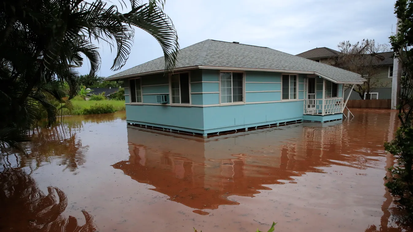 Haleiwa, 2021. március 10.
Vízzel elárasztott ház a hawaii Haleiwában 2021. március 9-én. David Ige hawaii kormányzó rendkívüli állapotot hirdetett, miután a heves esőzések okozta áradások súlyos károkat okoztak a köz- és magánvagyonban szerte a szigeteke