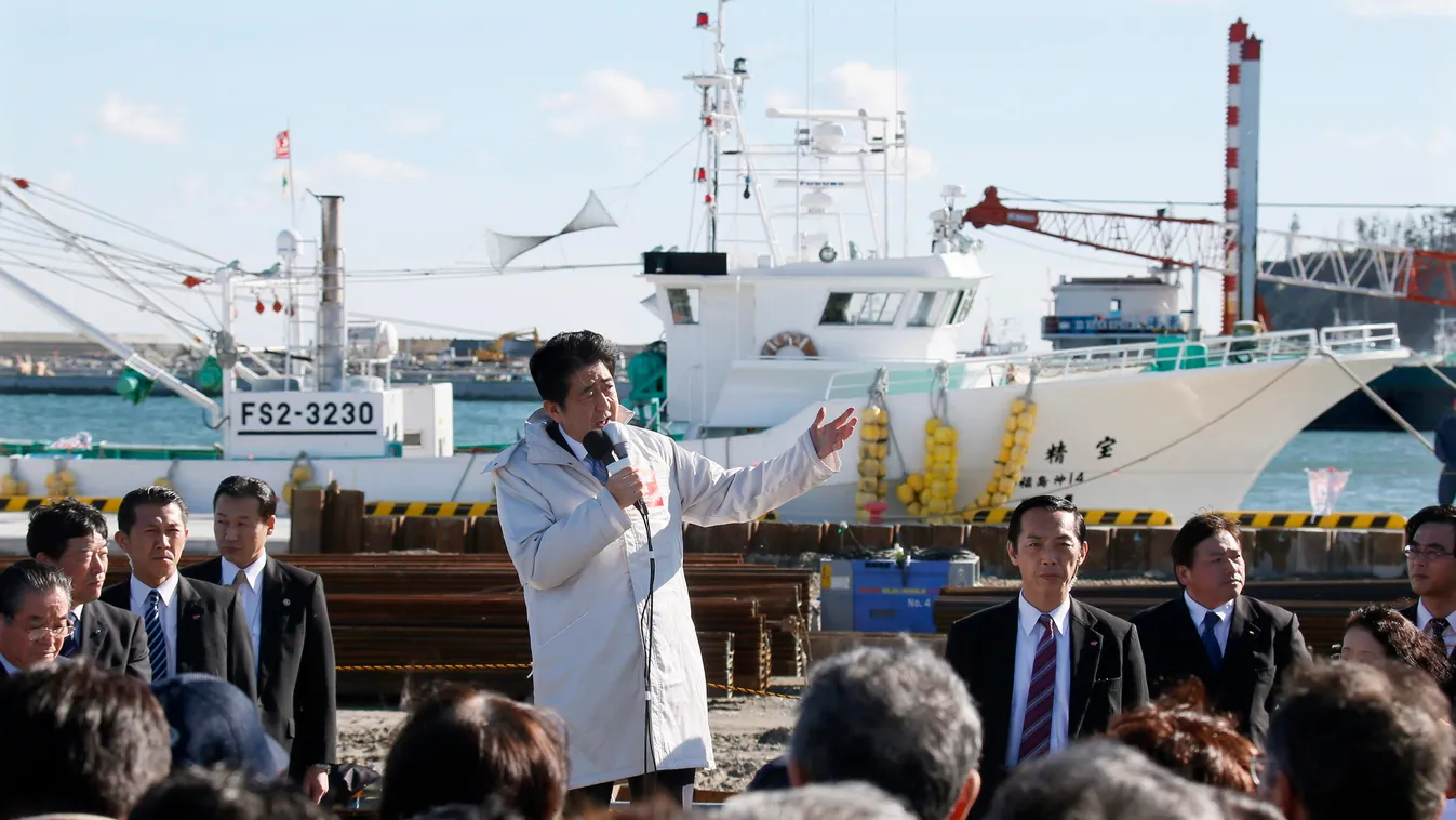 Abe Sindzó japán miniszterelnök a Fukusima prefektúrabeli Szoma halászkikötőjében kampányol, az előre hozott parlamenti választások előtti kampány első napján. (MTI/EPA/Majama Kimimasza) 