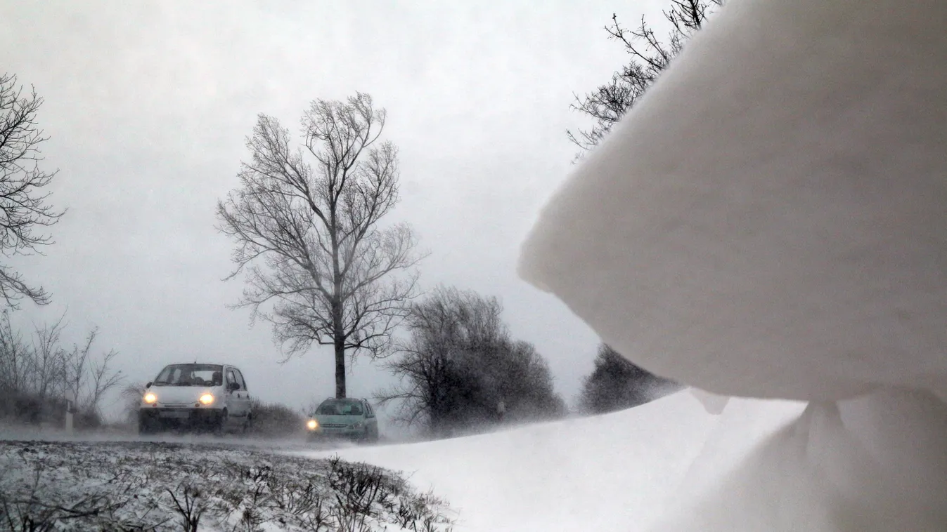 Újharangod, 2018. március 18.
Hófúvás 37-es számú főútnál a Borsod-Abaúj-Zemplén megyei Újharangod közelében 2018. március 18-án. 