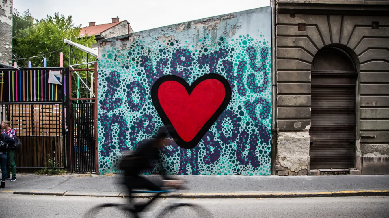 Színes Város, Luke Embden (UK): Pop art Budapest, „Love hy Neighbour” – Dob utca 40. 