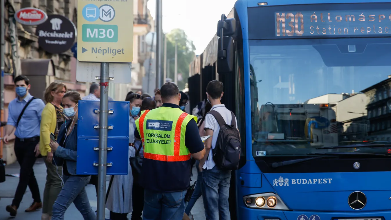 Nem áll meg a metró a Semmelweis Klinikák és a Corvin-negyed megállónál, M3, Budapest, metró, metrópótló, felújítás, megálló 