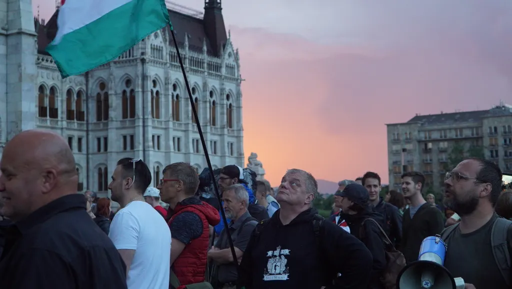 Budapest, vihar, jégeső, tüntetés, Kossuth tér 