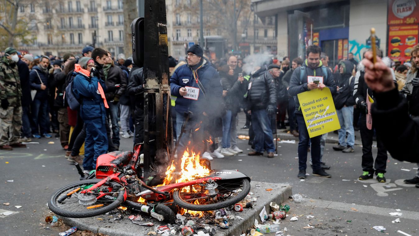 Franciaország, Macron, nyugdíjreform, tüntetés, gyújtogatás 