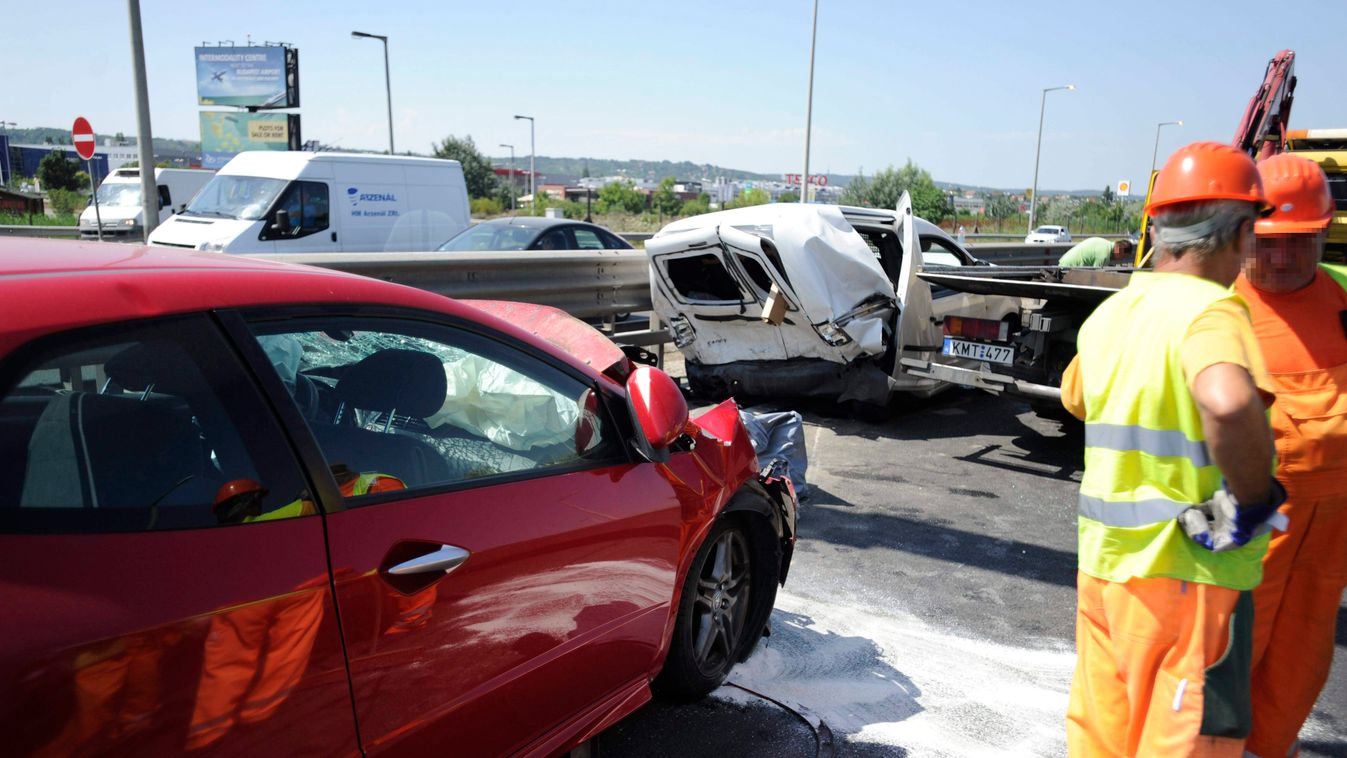 Budaörs, 2015. július 8.
Összetört gépjárművek az M1-es és az M7-es autópálya fővárosból kivezető közös szakaszán a 7-es kilométernél, Budaörs közelében, ahol egy személyautó hátulról belerohant az előtte haladó kisbuszba 2015. július 8-án. A balesetben s
