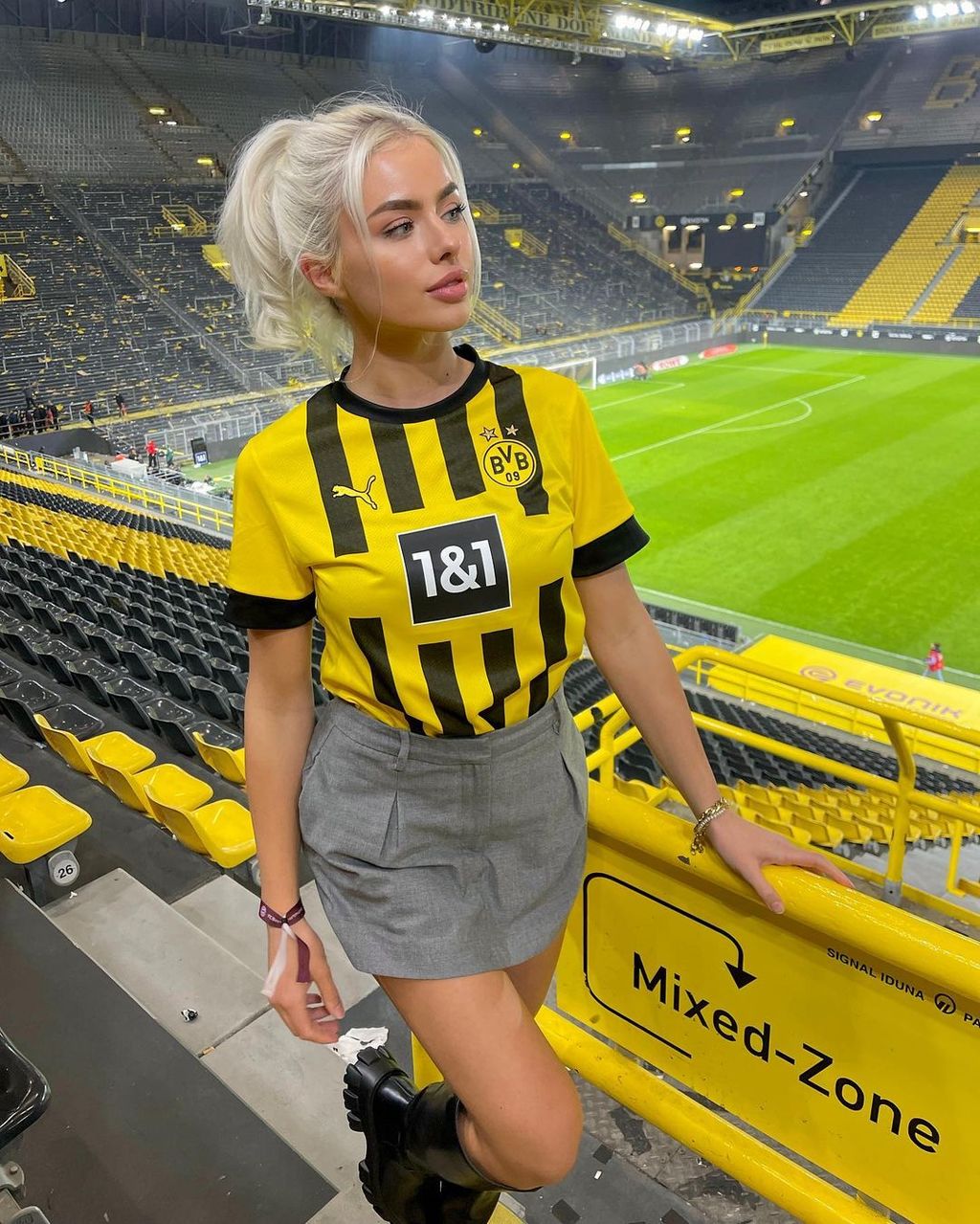 A 23 éves német lány imád meccsre járni, nagy rajongója a Dortmundnak és a kedvenc játékosa is a német együttes csapatkapitánya, Marco Reus 