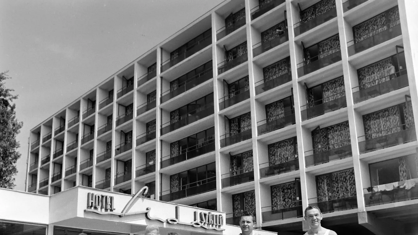 szállodagyár galéria hotel
LEÍRÁS
Magyarország,
Balaton,
Siófok
Petőfi sétány, Lidó Szálló.
ÉV
1965 