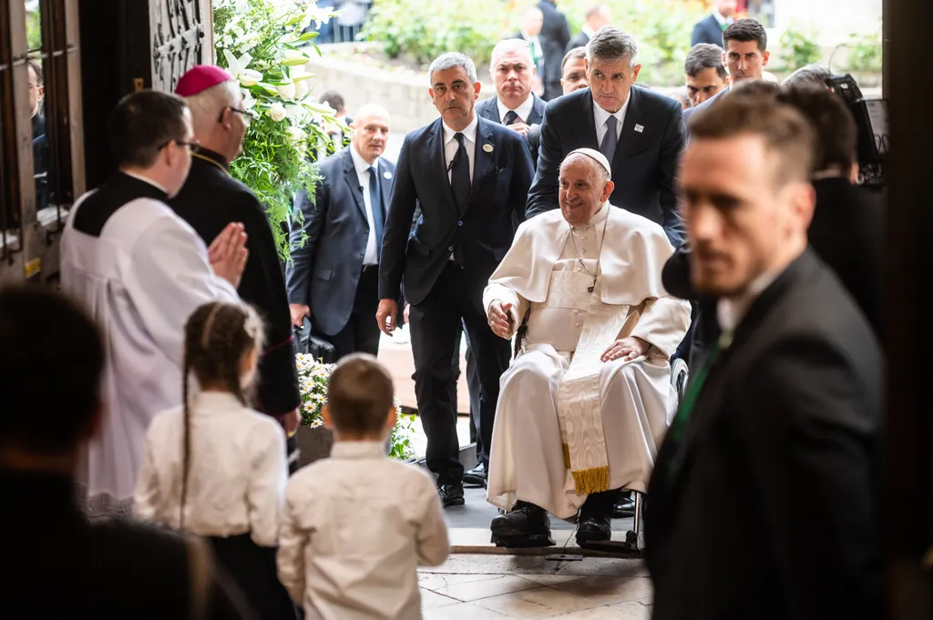 ÚJ NAGY KÉPEK Ferencpápa2023, Ferenc pápa, pápalátogatás, háromnapos apostoli látogatás, Ferenc pápa magyarországi látogatása, Magyarország, péntek, 2023, Árpád-házi Szent Erzsébet-templom, Rózsák tere, 