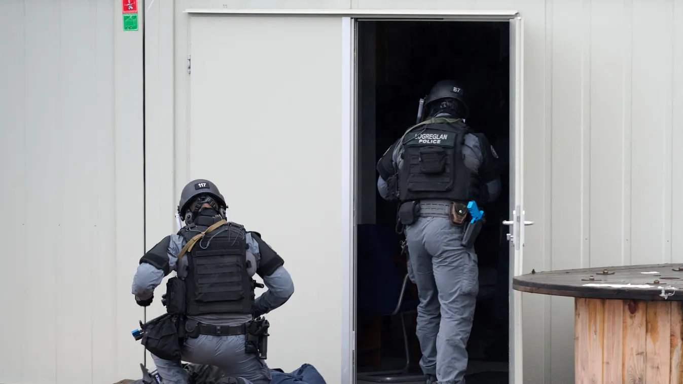 izlandi rendőrség, letartóztatás, rendőr, police security Horizontal ILLUSTRATION 