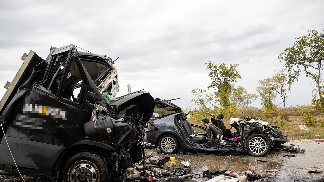 Ásotthalom, 2023. október 27.
Ütközésben összeroncsolódott járművek az 55-ös főúton Ásotthalom közelében 2023. október 27-én. A 33-as kilométernél történt balesetben egy személyautó és egy teherszállító ütközött össze, egy ember meghalt, nyolcan pedig meg
