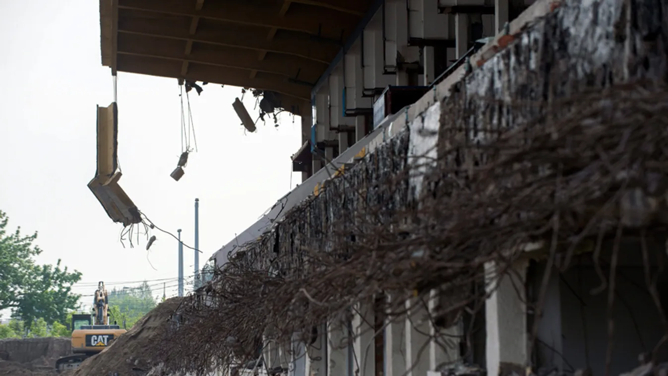 Hidegkuti Nándor Budapest, 2015. május 4.
A bontás alatt álló Hidegkuti Nándor Stadion 2015. május 4-én. Az MTK labdarúgócsapatának új, 5000-5500 néző befogadására alkalmas, UEFA III-as besorolású stadionja a tervek szerint 2016 nyarára épül meg.
MTI Fotó